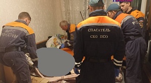 14 сентября в Ставропольский краевой общественный поисково-спасательный отряд поступила заявка - женщина с избыточным весом в предсмертном состоянии, упала с кровати и не смогла подняться