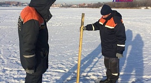 Спасатели проводят замеры толщины льда и профилактическую работу с населением