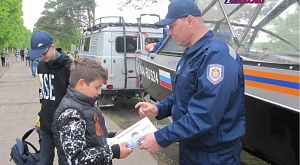 В Красноярском крае спасатели проводят с детьми уроки безопасности