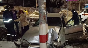 На перекрестке ул. Орлова и ул. Красноармейская автомобиль Opel совершил наезд на столб уличного освещения