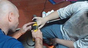 Спасатели Астраханского РО РОССОЮЗСПАСа сняли с пальца подростка застрявшее кольцо