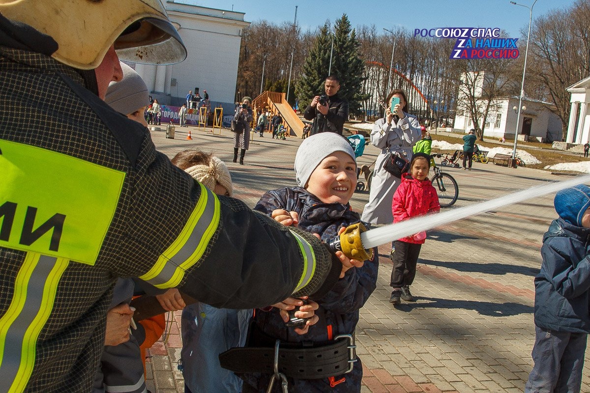 На «Едином Дне здоровья» детям показали оборудование спасателей РОССОЮЗСПАСа