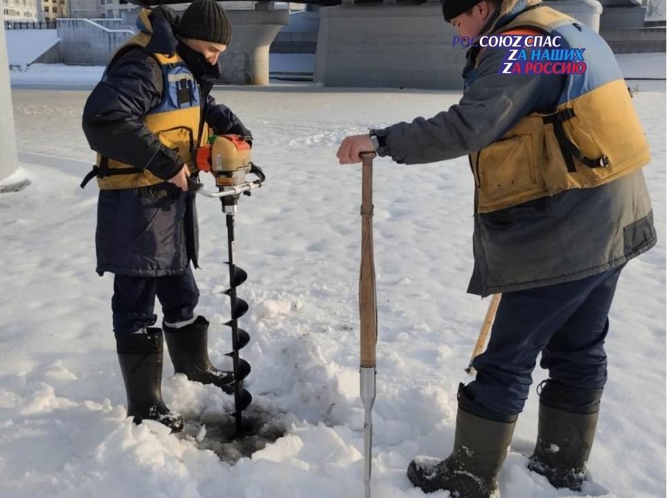 Спасатели Марий Эл в очередной раз проводят замеры толщины льда и профилактическую работу с населением