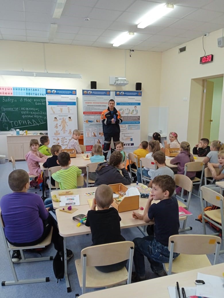 Спасатели РОССОЮЗСПАС Владимирской области в рамках акции «Безопасные каникулы» провели занятие в школе № 3 города Камешково