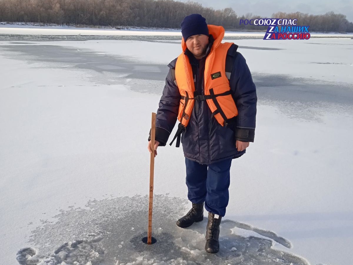 В рамках "месячника безопасности на водных объектах " спасатели Марийской аварийно-спасательной службы проводят замеры толщины льда на водоемах республики