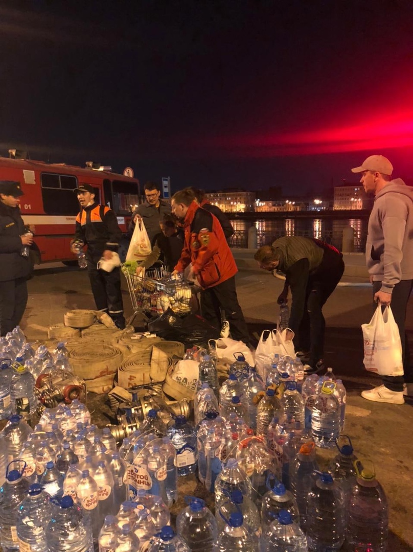 Добровольцы приняли участие в помощи потерпевшим при пожаре в Санкт-Петербурге