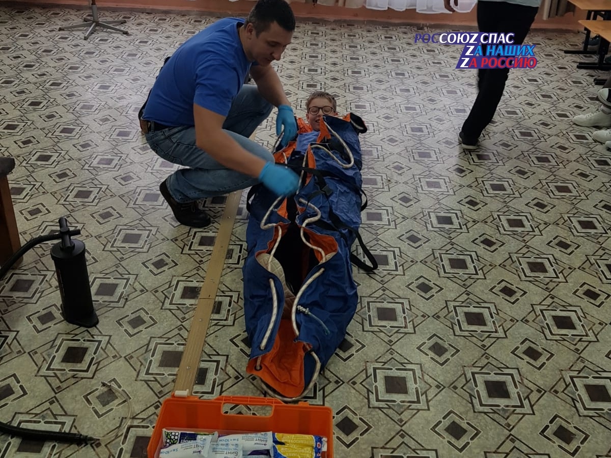 Региональные спасатели провели занятия по обучению школьников МБОУ «Ново-Александровская ООШ» практическим навыкам оказания первой помощи пострадавшим