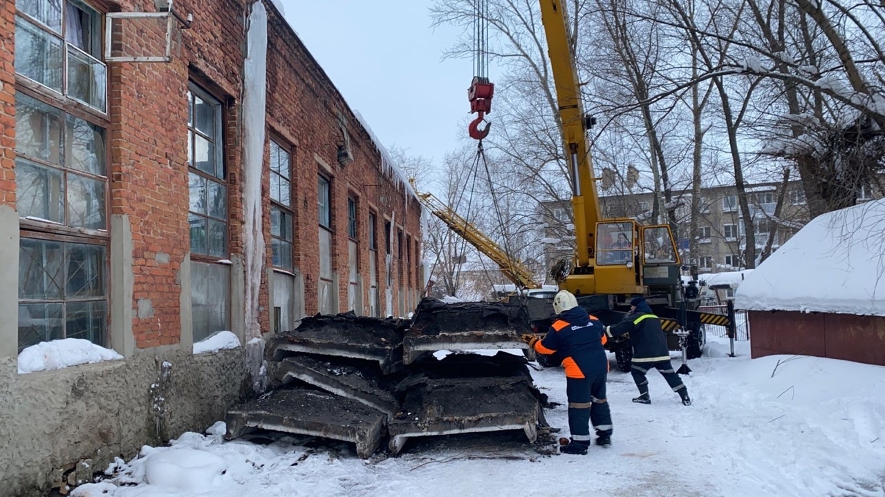 Владимирские спасатели участвовали в проведении аварийно-восстановительных работ на месте обрушения кровли котельной в Муроме