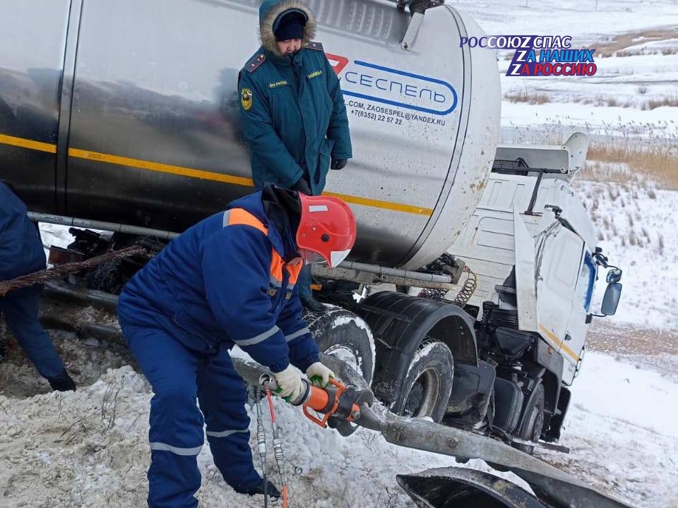 Спасатели Калмыцкого регионального отделения Общероссийской общественной организации «Российский союз спасателей» оказывали помощь водителям на дорогах во время снегопада