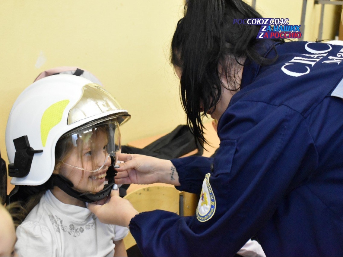 Спасатели Марий Эл в рамках "Месячника безопасности детей" провели открытые уроки по "ОБЖ"