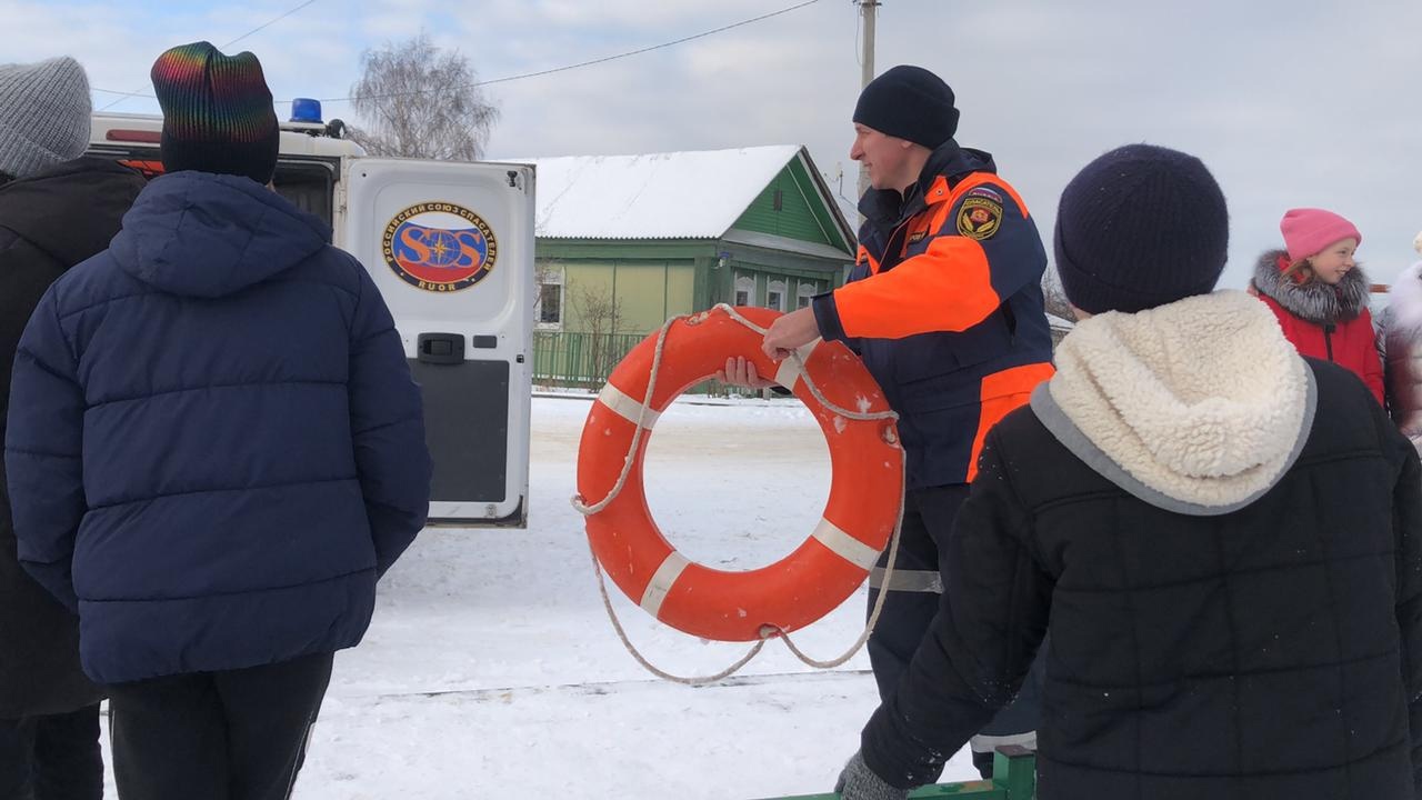 Спасатели РОССОЮЗСПАСа провели занятие по безопасности на воде со школьниками на берегу Кукушкиного пруда г. Ковров