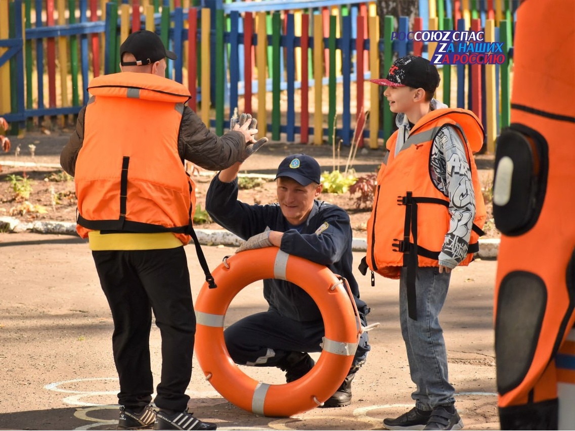 Спасатели Марий Эл продолжают проводить профилактические занятия в рамках "Месячника безопасности детей"