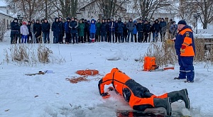 Спасатели владимирского РОССОЮЗСПАСа показали студентам «Суздальского индустриально-гуманитарного колледжа», как самостоятельно выбраться из полыньи