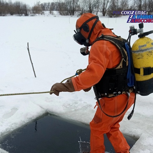 Тренировочные спуски водолазов поисково-спасательной службы на воде Рязанской области