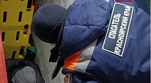 В Лесосибирске спасатели эвакуировали мужчину из смотровой ямы