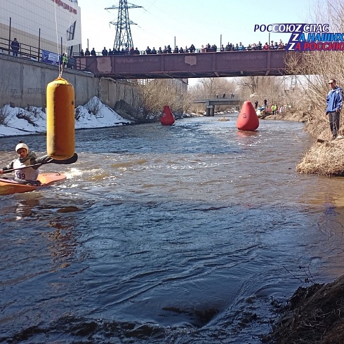 На реке Барнаулка открыли спортивный сезон молодые каякеры и рафтеры