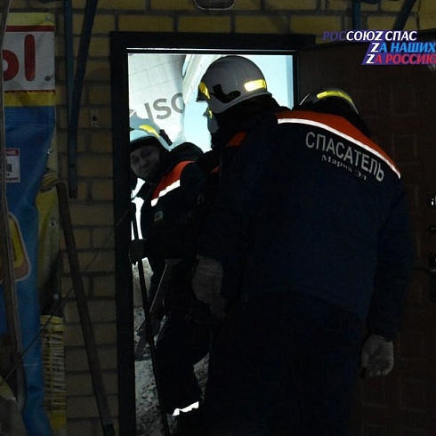 Спасатели Марий Эл совместно с пожарными извлекли пострадавшего из-под обвалившегося потолка