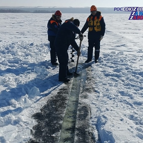 Спасатели Красноярского края участвуют в профилактике гибели рыбы на водоемах Красноярского края