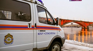 В Красноярске спасатели передали медикам мужчину, спрыгнувшего с Октябрьского моста