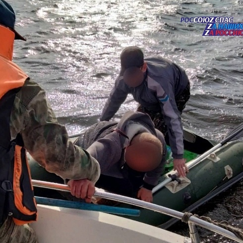 Спасатели Марий Эл и сотрудник ГИМС эвакуировали рыбаков на берег