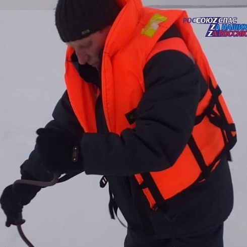 Спасатели Марийской аварийно-спасательной службы проводят замеры толщины льда и профилактическую работу с населением