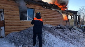В СНТ Солнышко г. Южно-Сахалинск горит дом