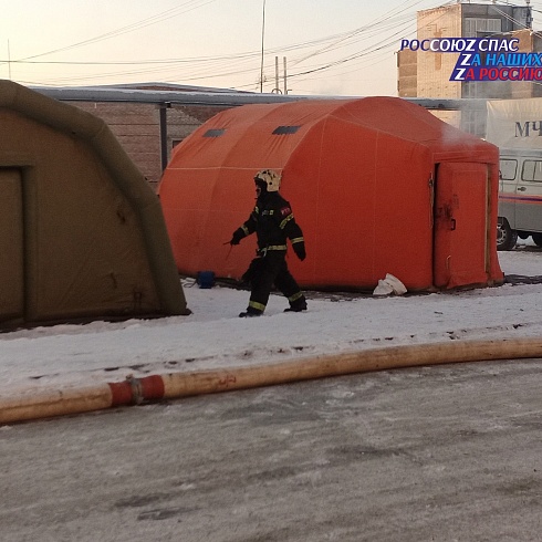 Пожарные и спасатели города Барнаула в течение дежурных суток дважды встретились на Шинном заводе. Днём на учениях, ночью на крупном пожаре