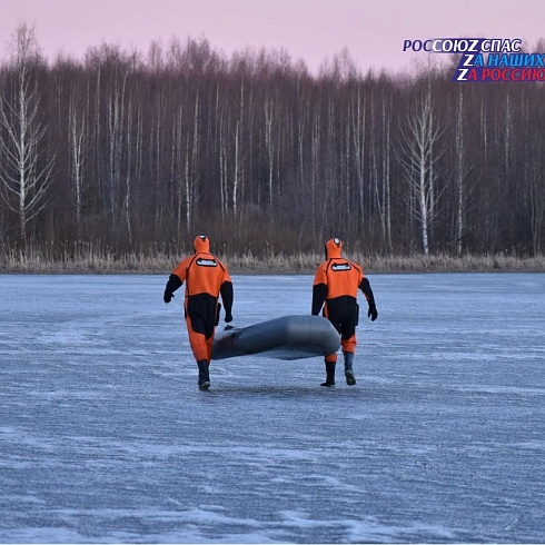 Спасатели Марийской аварийно-спасательной эвакуировали рыбаков с тонкого льда