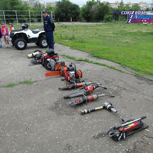 Выставка пожарной техники и спасательного оборудования в летнем лагере "Романтик"