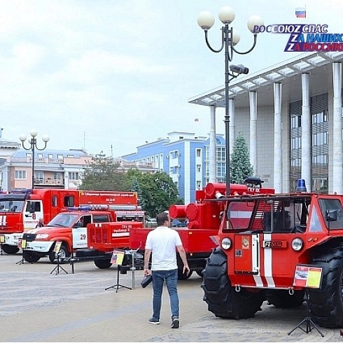 В Краснодаре руководители региона наградили лучших спасателей и пожарных Кубани
