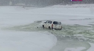 Машина попала в промоину и частично провалилась под лед