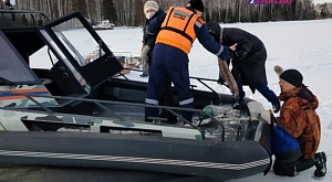 Дивногорские спасатели организовали переправу жителям «отрезанного» водой поселка Бахта