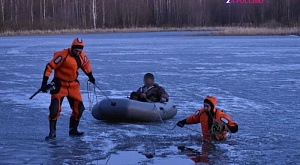 Спасатели Марийской аварийно-спасательной эвакуировали рыбаков с тонкого льда