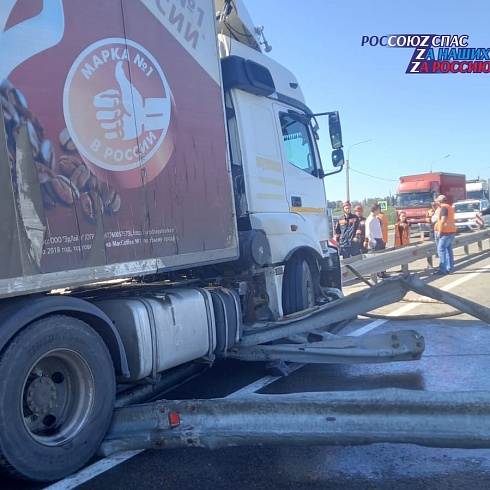 Спасатели АСФ города Барнаул 30 августа приняли участие в ликвидации последствий ДТП с грузовым автомобилем