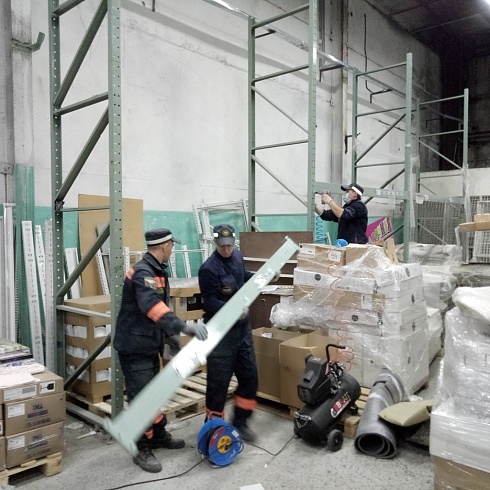 Спасатели и студенты приняли участие в перепрофилировании торгового здания под инфекционный госпиталь в г.Барнауле