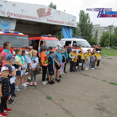 Выставка пожарной техники и спасательного оборудования в летнем лагере "Романтик"