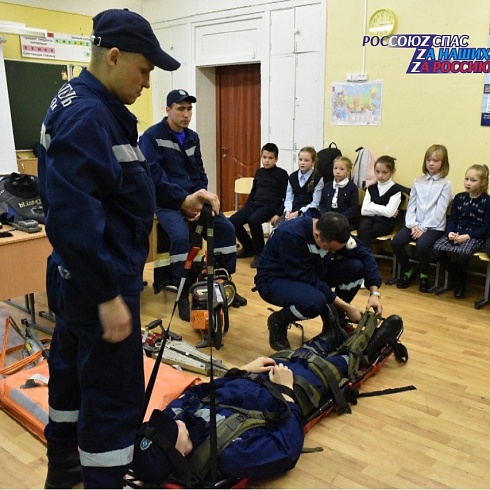 Спасатели Марий Эл в рамках "Месячника безопасности детей" провели открытые уроки по "ОБЖ"