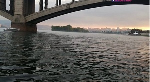 Красноярские спасатели предотвратили попытку суицида на Коммунальном мосту Покончить с жизнью хотел 27- летний мужчина