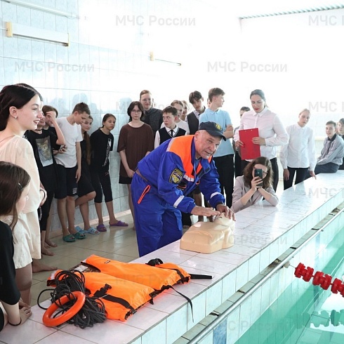 Ученикам владимирской школы №40 показали, как вести себя на воде и спасать утопающих 