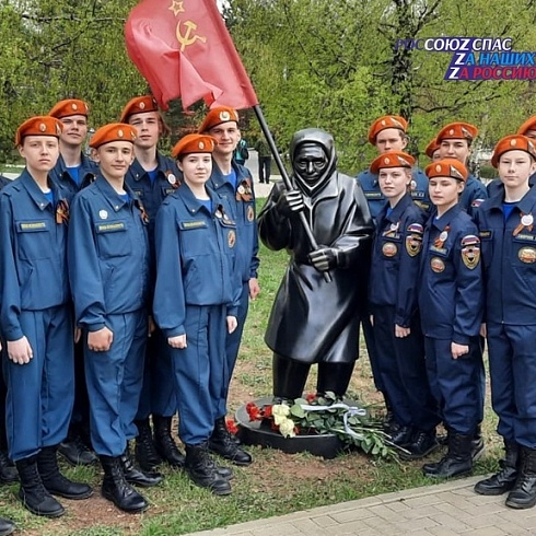 Юные спасатели Костромы приняли участие в открытии памятника украинской женщине, защитившей Знамя Победы