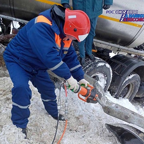 Спасатели Калмыцкого регионального отделения Общероссийской общественной организации «Российский союз спасателей» оказывали помощь водителям на дорогах во время снегопада
