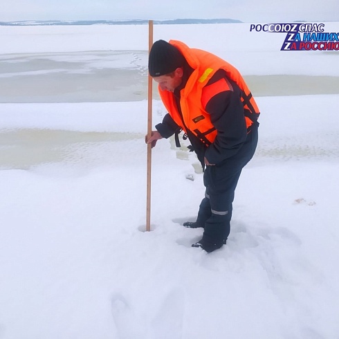 Спасатели Марий Эл в очередной раз проводят замеры толщины льда и профилактическую работу с населением
