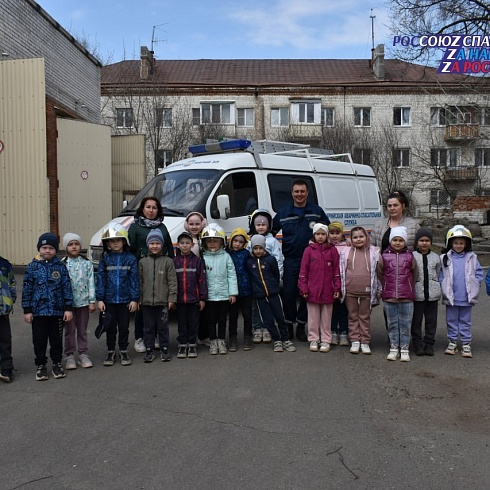 Спасатели Марийской аварийно-спасательной службы провели экскурсию для воспитанников детского сада