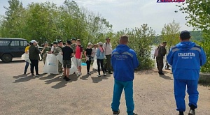 2 июня спасатели Кокшайской аварийно-спасательной группы ГБУ РМЭ "МАСС" приняли участие в экологической акции по очистке берега реки Волга