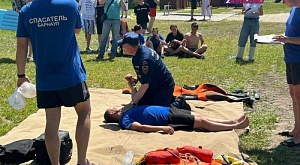 На озере Пионерское города Барнаула с учащимися школ 27 июня 2024 года проведен открытый урок по безопасному поведению на воде