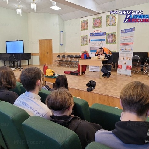Сотрудники 1 пожарно-спасательного отряда и спасатели РОССОЮЗСПАС провели занятие для учащихся Владимирского областного музыкального колледжа
