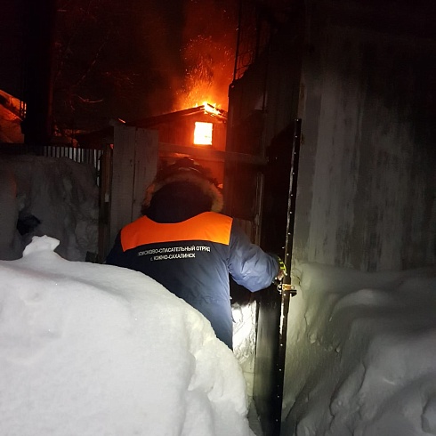 Старая котельная горела ночью в Южно-Сахалинске