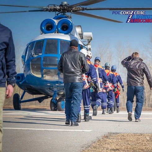 У акватории реки Обь 29 марта 2023 года с вертолета МИ-8 прошло учебное десантирование 14 спасателей поисково-спасательного центра
