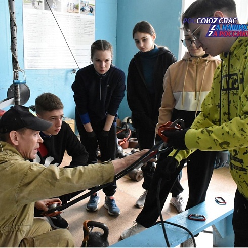 29 марта спасатели Центрального аварийно-спасательного отряда ГБУ РМЭ "МАСС" провели занятие для мобильного отряда "Защитник 24 Школа безопасности"