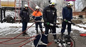 28 ноября в рамках профессиональной подготовки у спасателей Центрального аварийно-спасательного отряда ГБУ РМЭ "МАСС" прошло занятие по работе с гидравлическим аварийно-спасательным инструментом